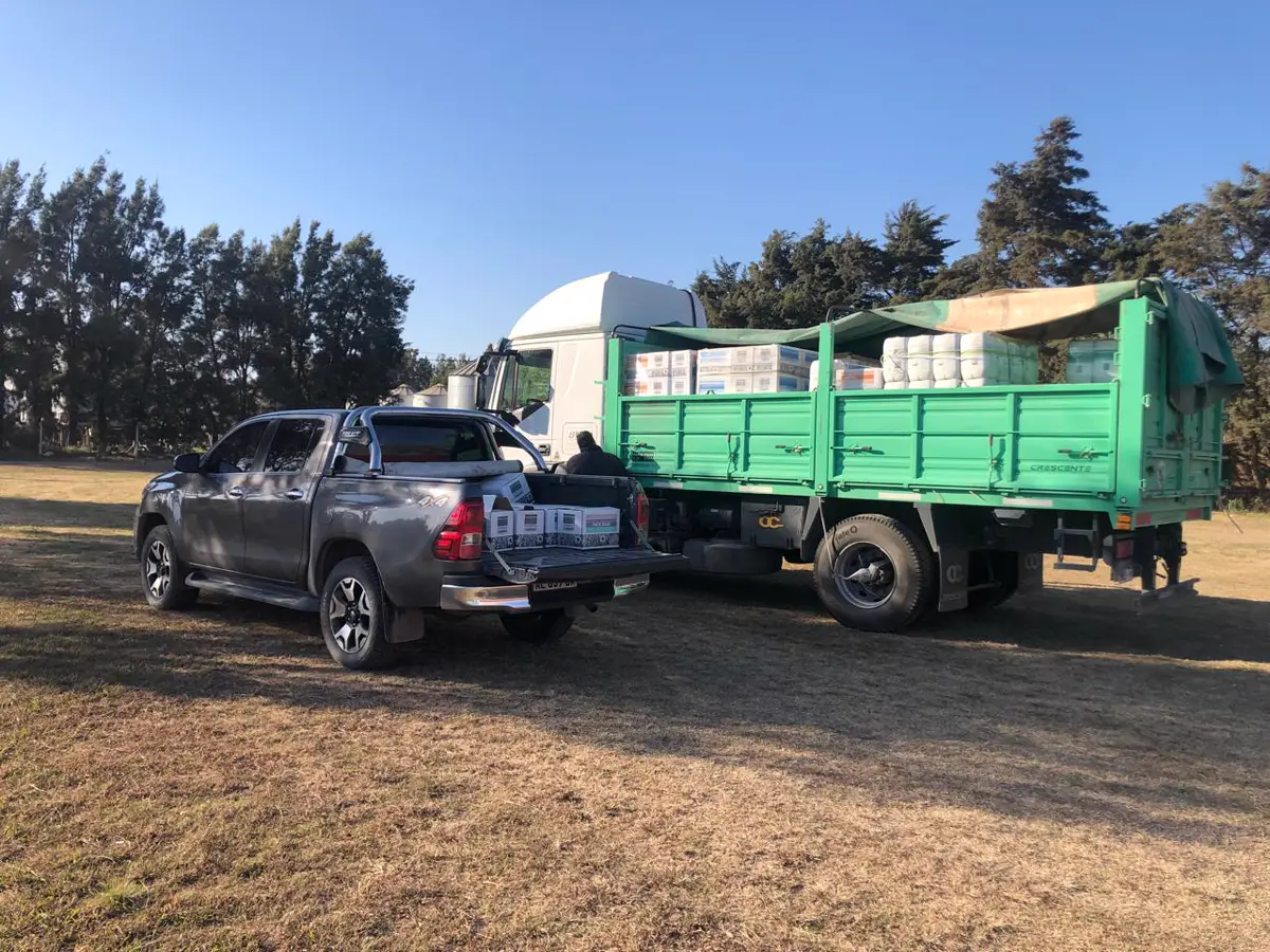 Camioneta y camión cargados listos para el reparto