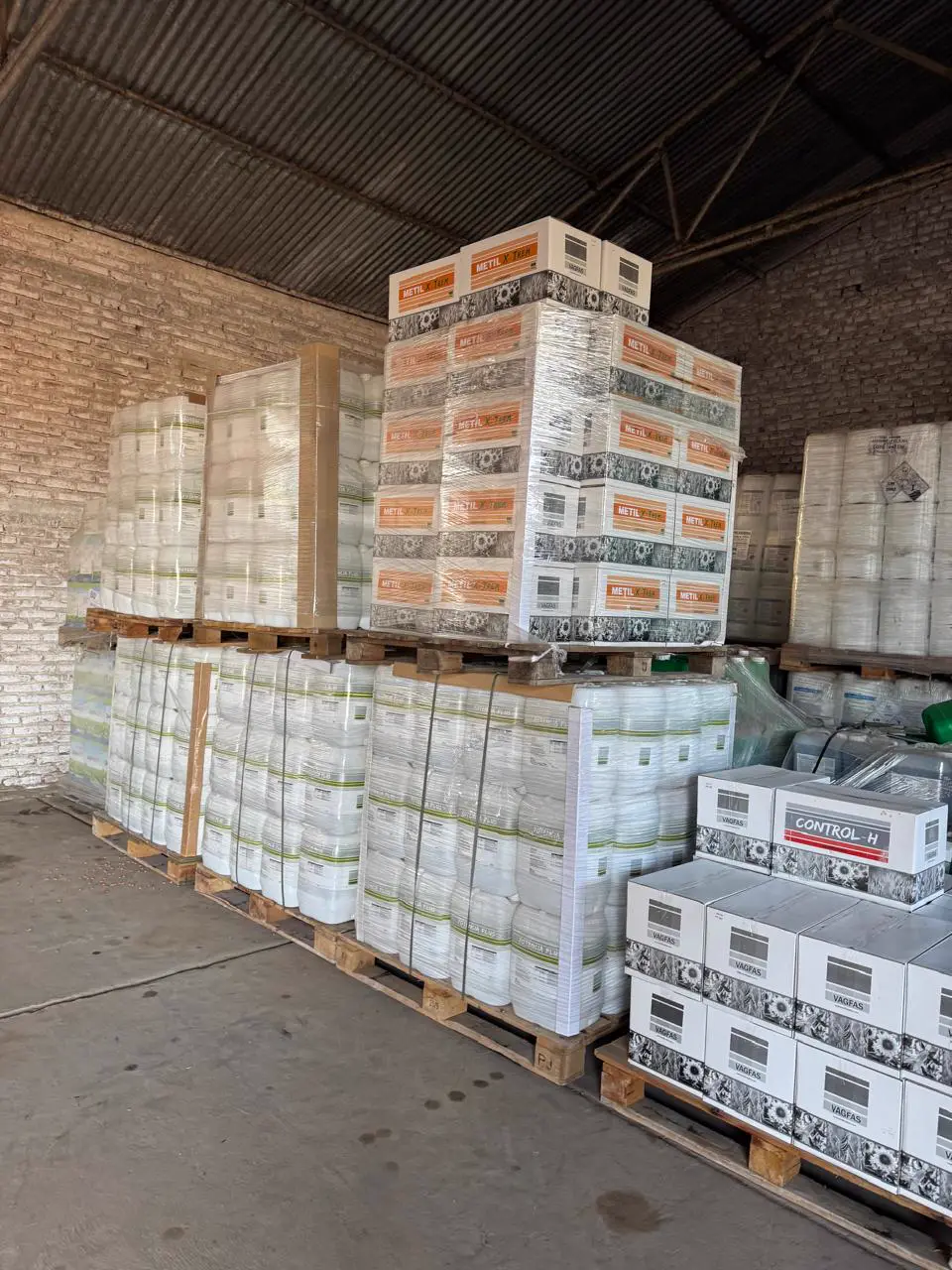 Depósito de VAGFAS con pallets de insumos apilados